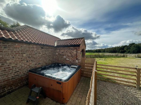 Granary cottage with HOT TUB